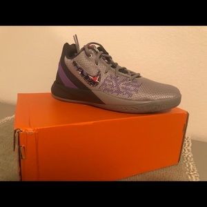 NikeKid Gradeschool KyrieFlytrap2 Basketball Shoe